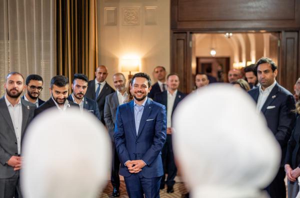 ولي العهد يقيم مأدبة إفطار لمجموعة شباب وشابات برنامج خطى الحسين