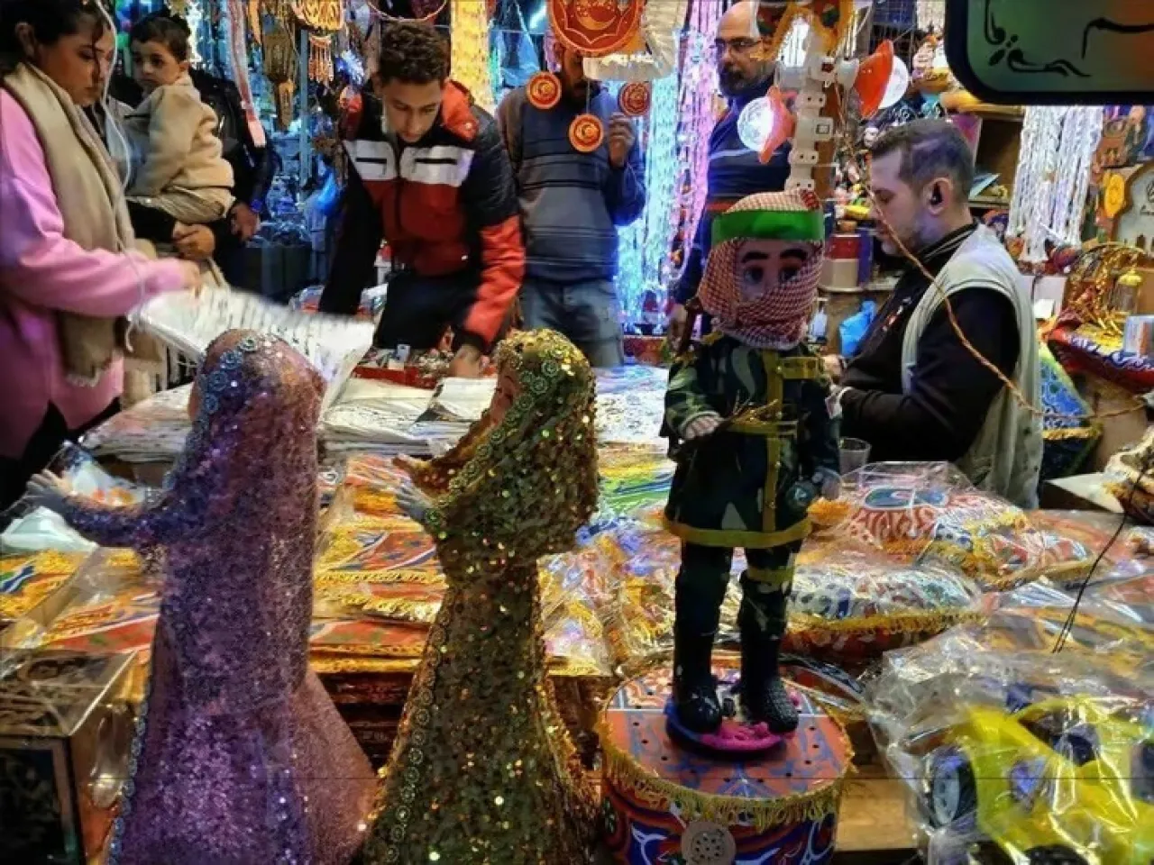 الإعلام العبري يهاجم انتشار فوانيس الملثم في مصر