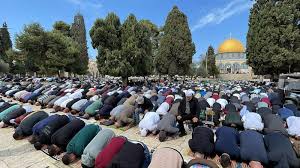 80 ألفا يؤدون صلاة الجمعة الثانية من رمضان في الأقصى