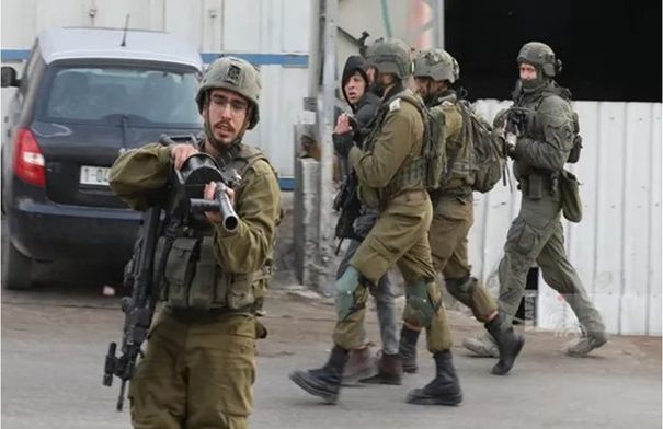 قوات الاحتلال تعتقل فلسطينيين اثنين شمال الضفة