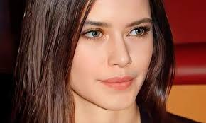 هل تنتظر بيرين سات مولودها الأول بعد 11 عامًا من الزواج؟