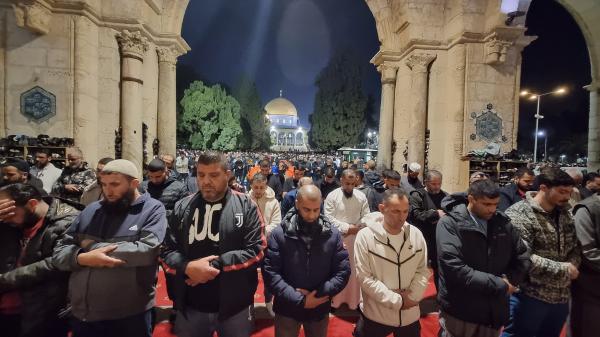 60 ألفًا يؤدون صلاتي العشاء والتروايح في الأقصى