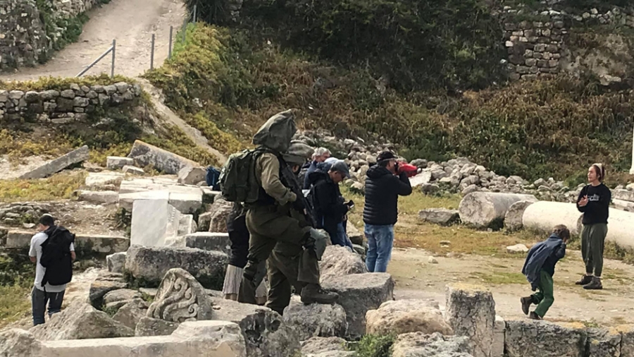 مستوطنون يقتحمون المنطقة الأثرية غرب نابلس