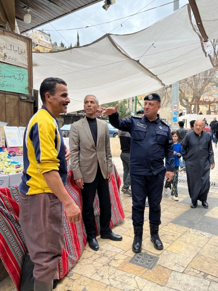 محافظ البلقاء ومدير الشرطة يتفقدان أسواق مدينة السلط