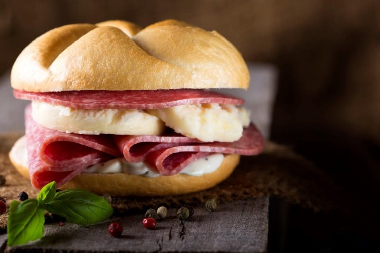 ساندويتش البيبروني بالرانش .. وجبة سريعة التحضير ولذيذة يمكنك تحضيرها في دقائق كوجبة عشاء