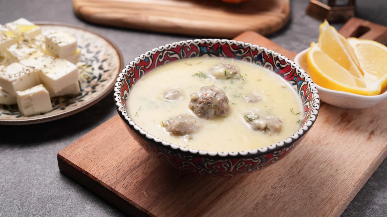 شوربة كرات اللحم بصلصة الأفغوليمونو على الطريقة اليونانية