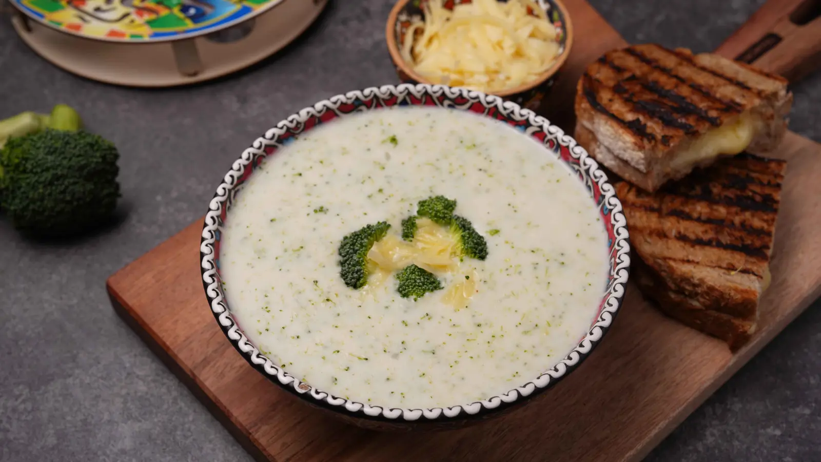 شوربة البروكلي وساندويتش الجبن المحمص.. وصفة سحور لذيذة