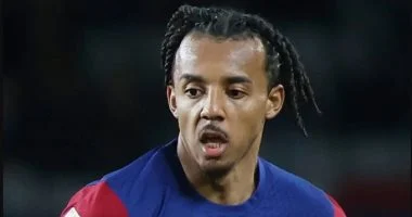 مدافع برشلونة يقترب من خوض 100 مباراة دون راحة