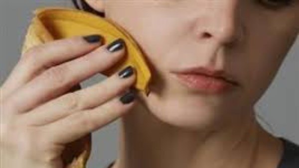 بعد رواجها على تيك توك .. هل تعمل قشور الموز وظيفة بوتوكس طبيعي؟