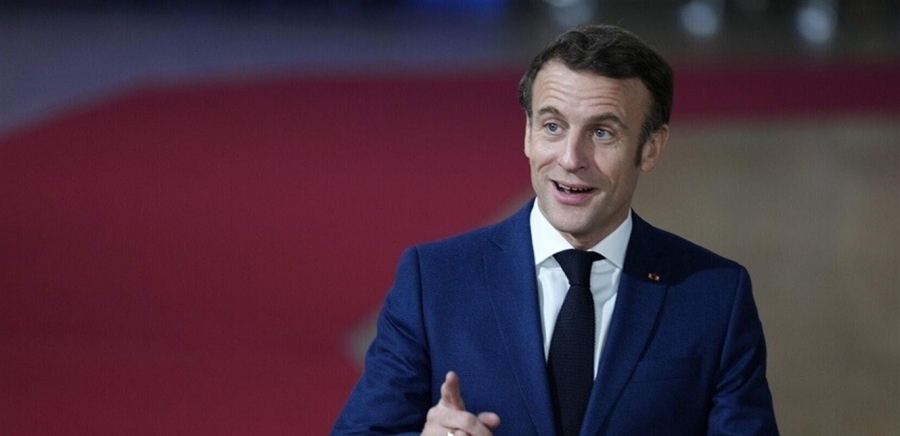 يستخدمه بشكل مفرط.. صحفي فرنسي يكشف عن إدمان ماكرون الغريب