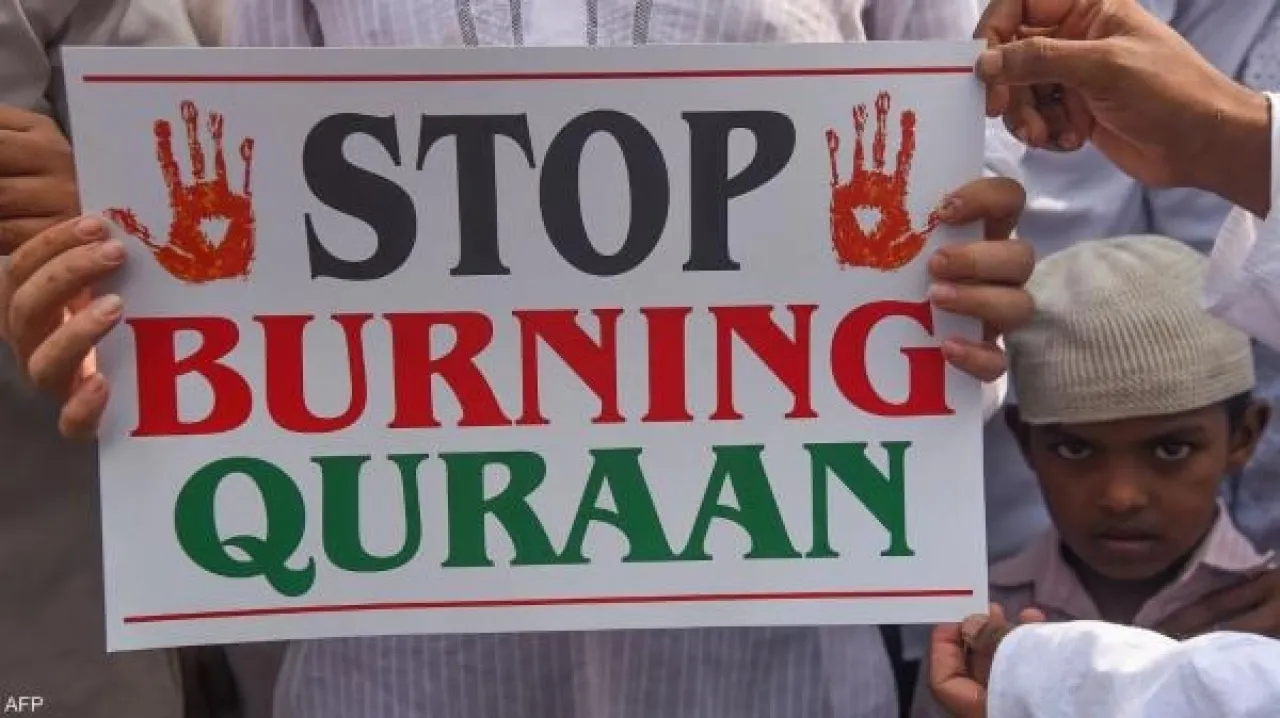 زعيم حركة متطرفة يحرق نسخة من القرآن في هولندا