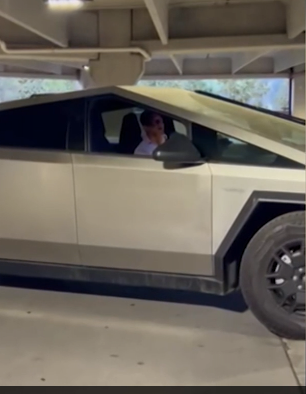 شخص يطلق شتائم عنصرية ضد شابات مسلمات يصلين في أميركا