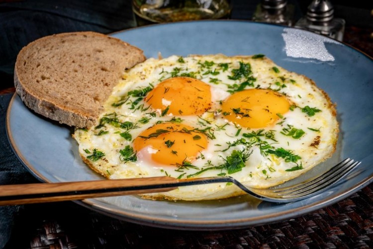 بيض بالكزبرة للفطور .. من وجبات الفطور سهلة التحضير أبدأي بها يومك لتمد جسمك بالبروتين
