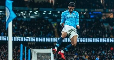 عمر مرموش فى أول ديربي مع مانشستر سيتي أمام يونايتد بالدوري الإنجليزي