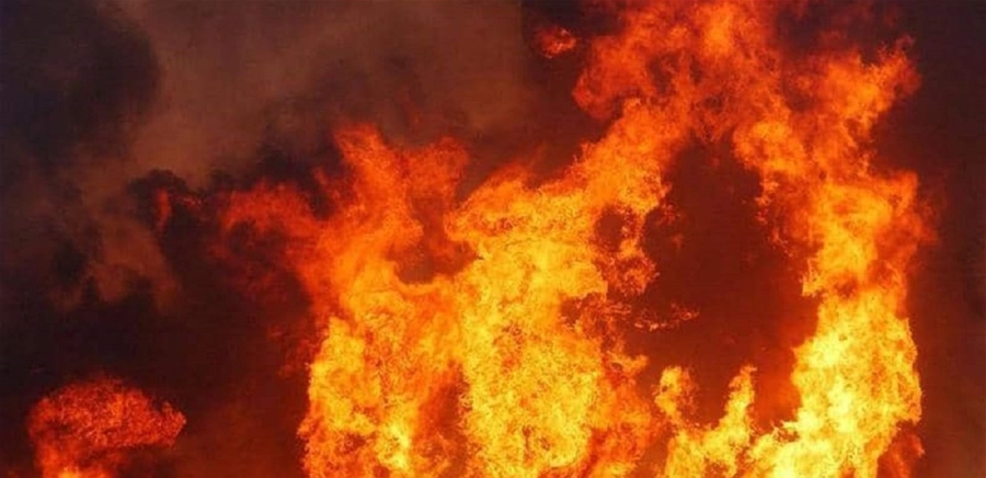 حريق كبير.. داخل معرض سيارات!