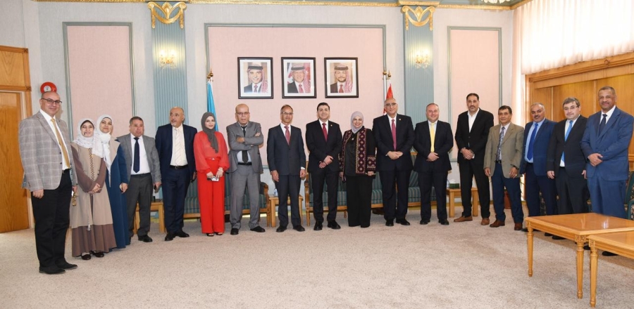 أسرة جامعة العلوم والتكنولوجيا تتبادل التهاني بمناسبة عيد الفطر السعيد