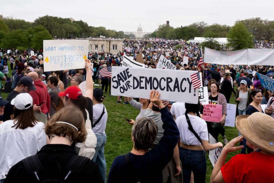 آلاف الأمريكيين يتظاهرون ضد ترامب في أنحاء الولايات المتحدة #عاجل