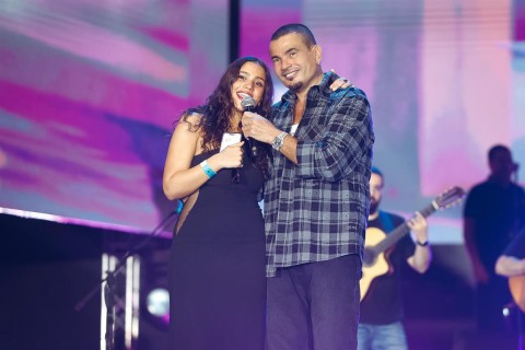 عمرو دياب يتألق في أبو ظبي ويشارك ابنته جنا لحظات مميزة على المسرح