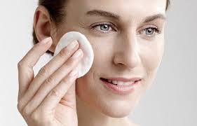 اكتشفي الخطوات الخمسة الأساسية التي كنتِ تجهلينها في روتين العناية ببشرتك