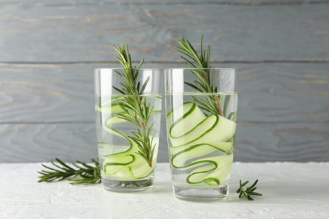 أسرار زيت إكليل الجبل لتعزيز نمو الشعر وتقويته من الجذور حتى الأطراف