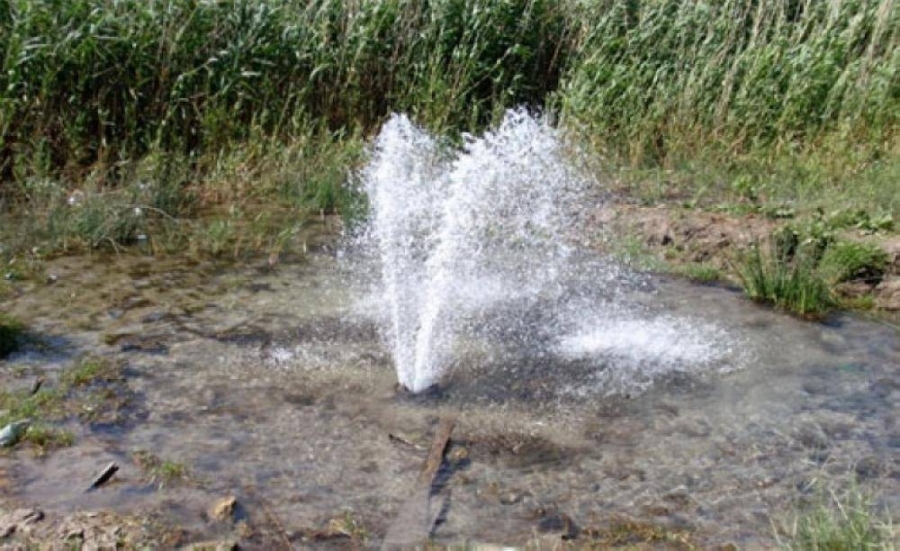 محافظ المفرق يؤكد أهمية حل مشكلة تسرب المياه العادمة