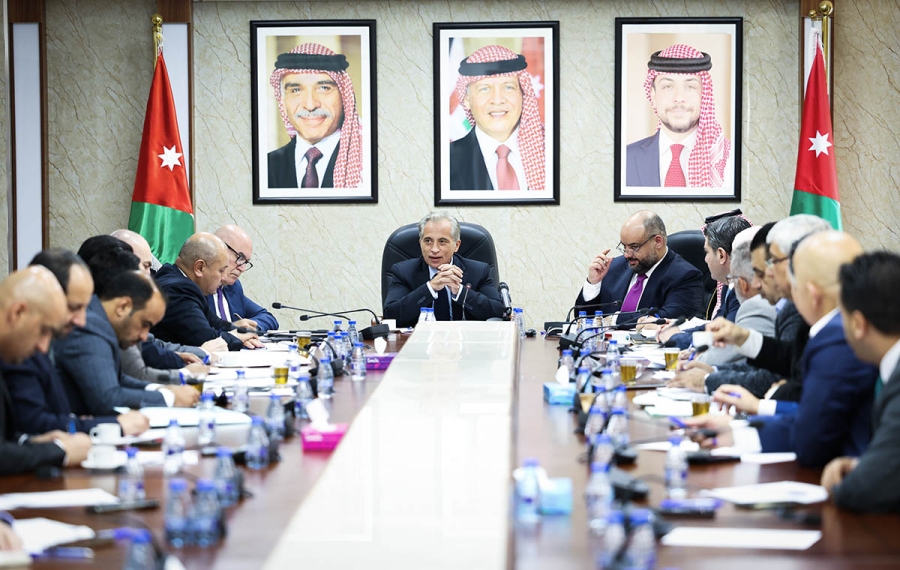 رئيس الوزراء :الأولوية الأولى للحكومة دفع عجلة النمو وتوسيع الاقتصاد الوطني