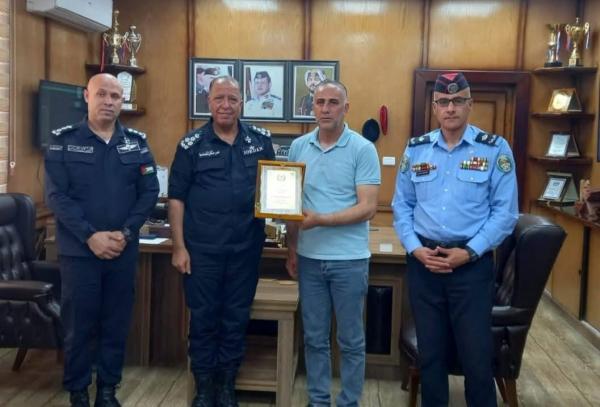 إربد: سائق يعثر على حقيبة بداخلها 4 آلاف يورو وأجهزة خلوية ويسلمها للأمن