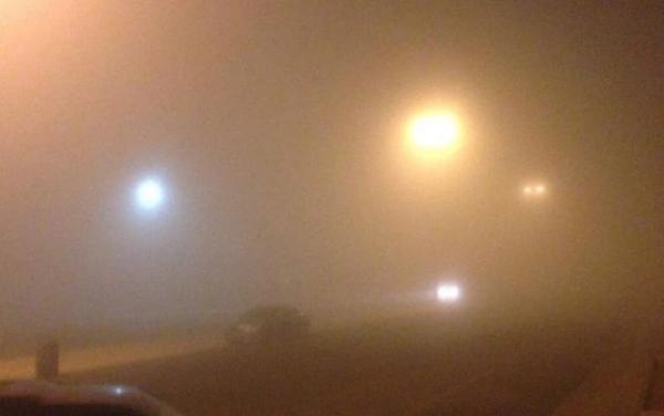 الأرصاد: ضباب كثيف يلف منطقة رأس منيف ومدى الرؤية 50 متراً