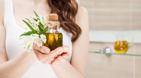 زيوت طبيعية لتكثيف وتطويل الشعر: وصفات فعالة تلاحظين نتائجها خلال شهر