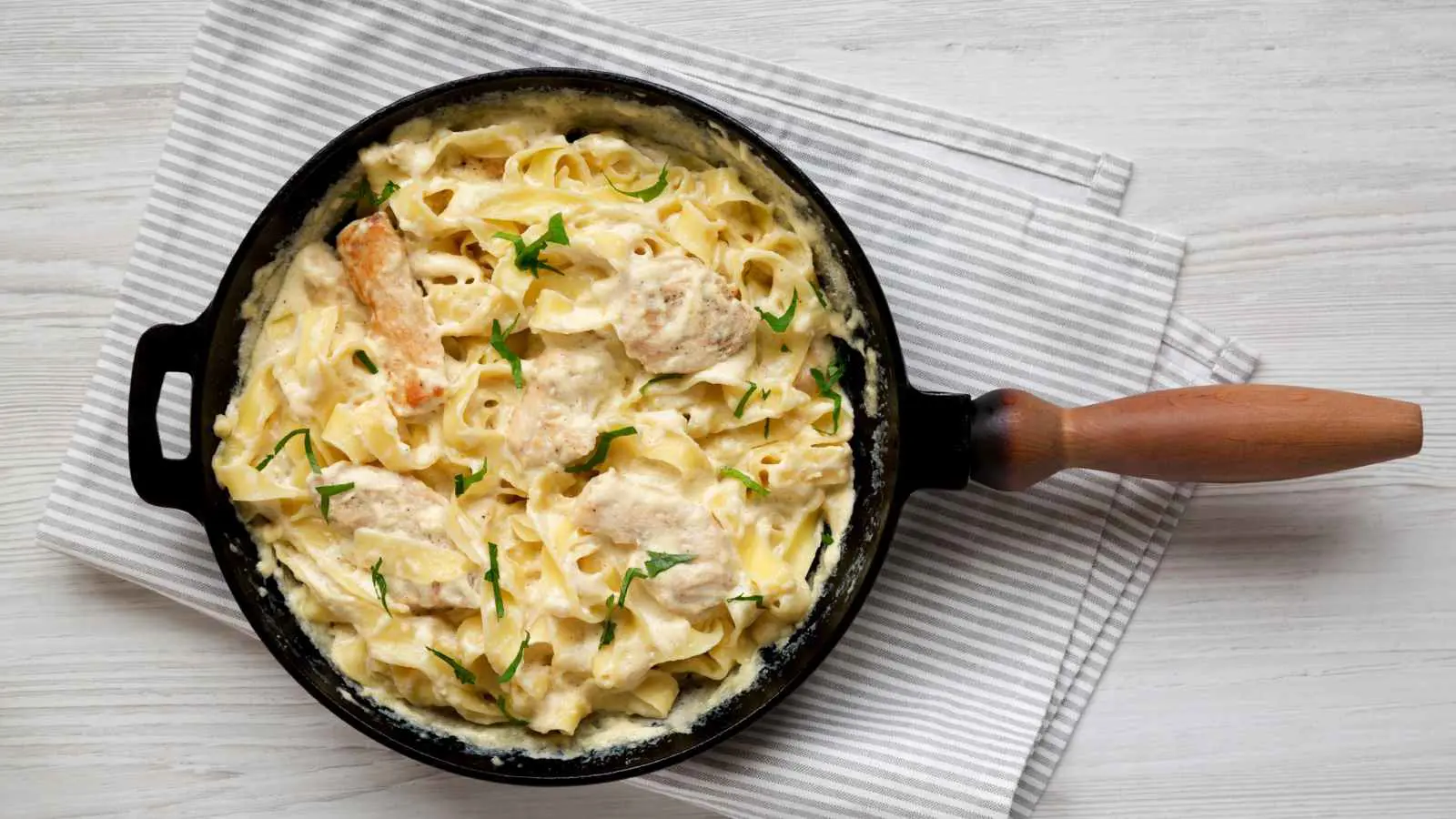 طريقة تحضير معكرونة بالدجاج والكريمة