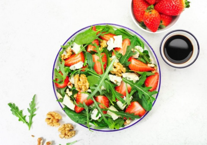 سلطة الفراولة بالجرجير والجبنة البيضاء