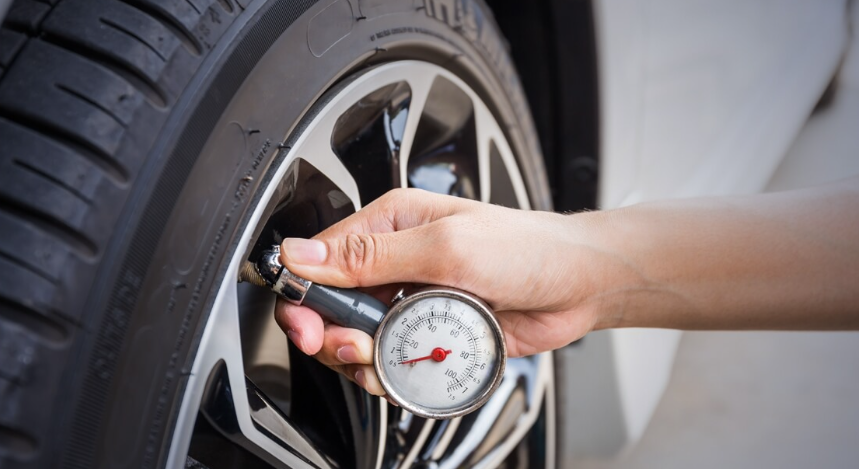 كيف فحص ضغط إطارات سيارتك بانتظام يوفر أموالك ويزيد من أمانك؟