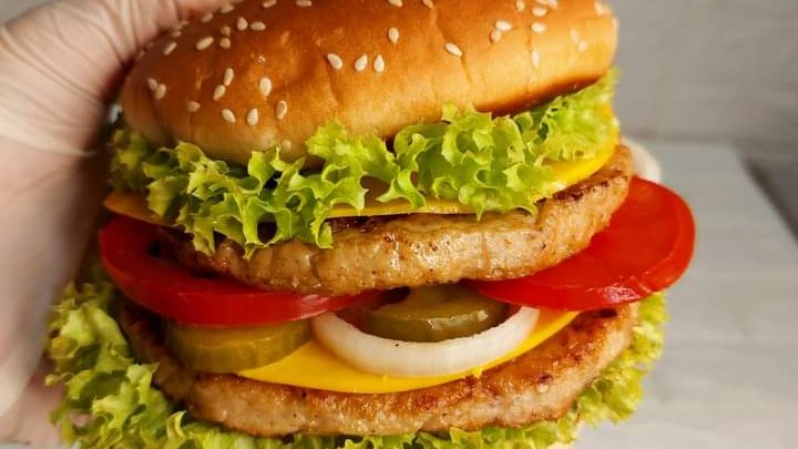 زى المحلات .. طريقة عمل برجر الدجاج