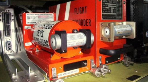 لونه برتقالي وليس صندوقاً .. ماذا تسجل الصناديق السوداء في الطائرات؟