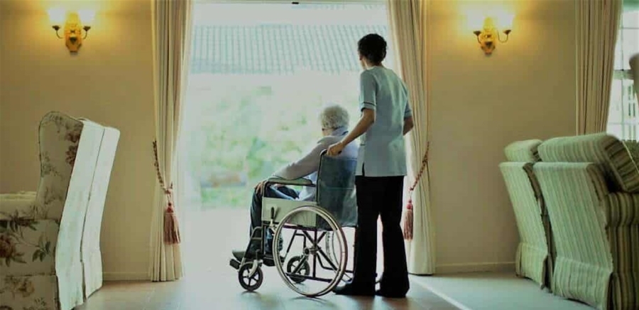 ممثل شهير يُقيم في دار للمسنين.. هل هو على خلاف مع إبنته الوحيدة؟