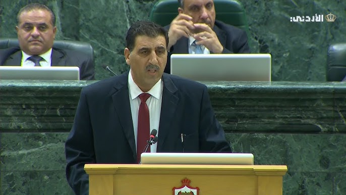 القبلان يمزق اوراقه ويسحب اقتراحه والصفدي يعلق :  الله يسامحه اللي شحن المجلس.