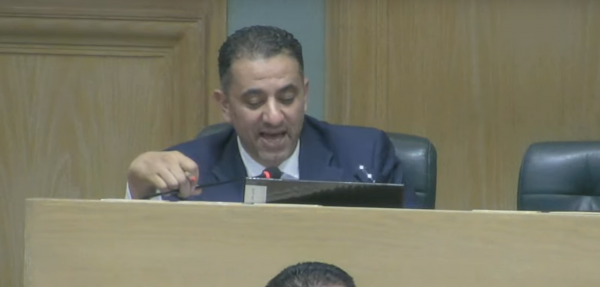 أبو حسان ممازحاً الصفدي: الشغل شغل والصحبة صحبة