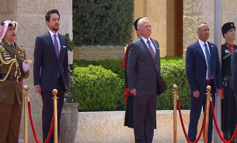 بالصور .. الملك يشهد مراسم رفع العلم في قصر الحسينية