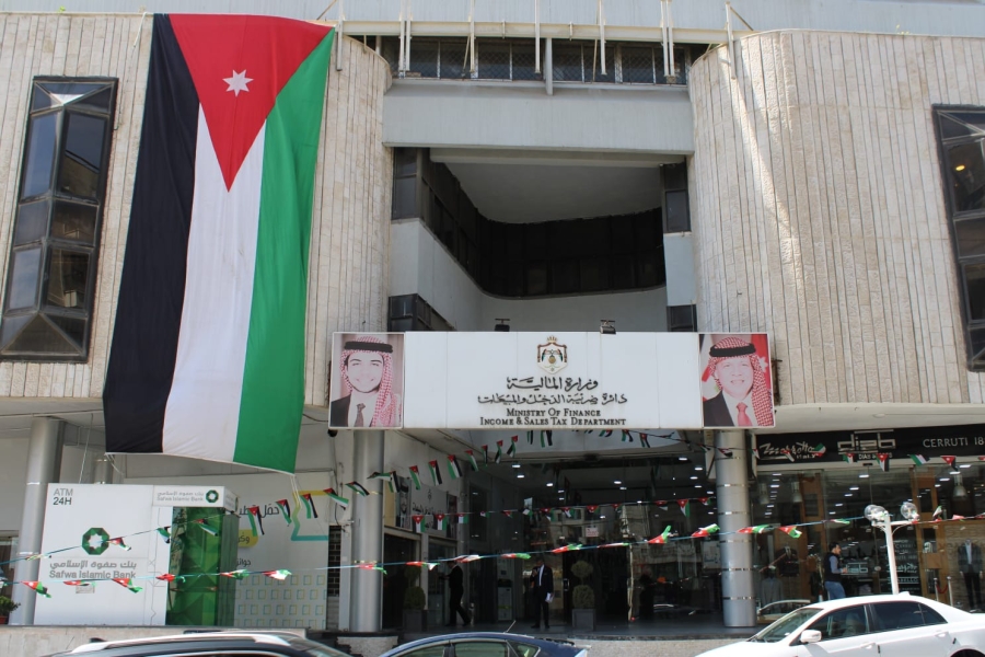 بالصور .. ضريبة الدخل والمبيعات تحتفل بيوم العلم