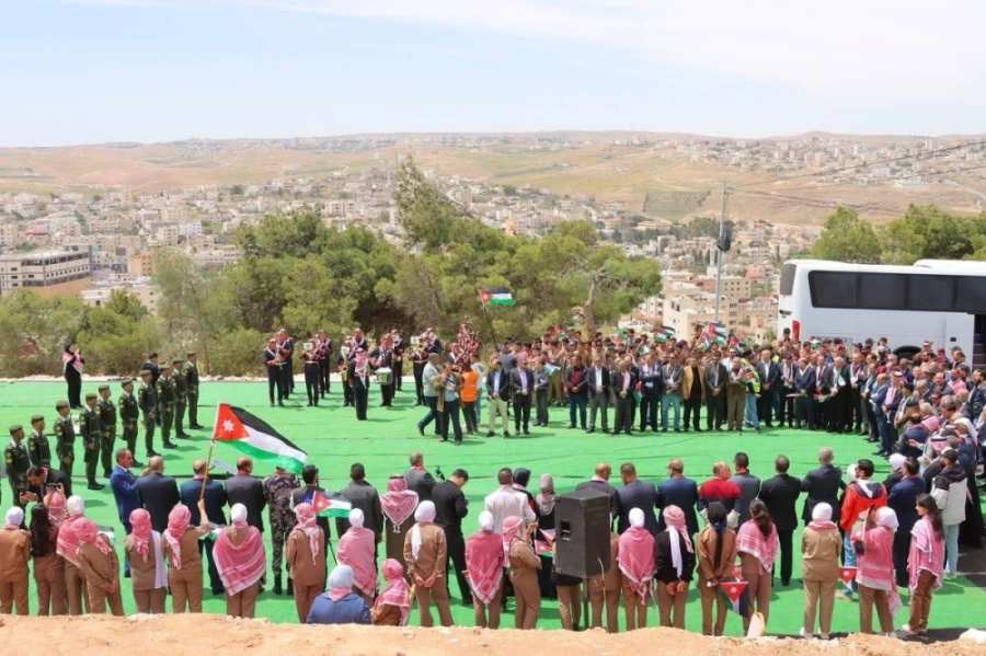 بالصور .. محافظة الكرك تحتفي بيوم العلم