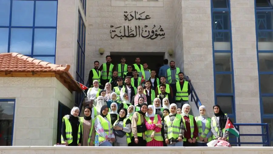 جامعة الزرقاء تنظم يومًا تطوعيًّا في بنك الملابس الخيري