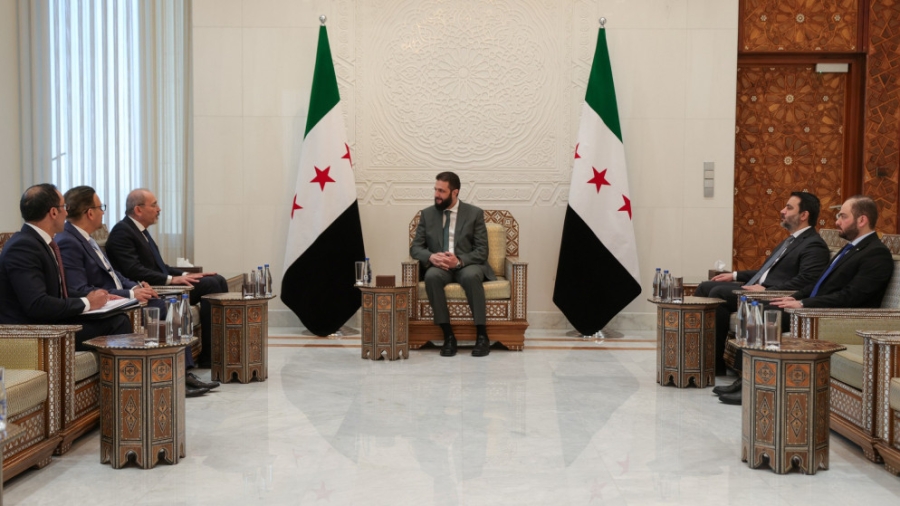 الرئيس السوري أحمد الشرع  يستقبل الصفدي في دمشق