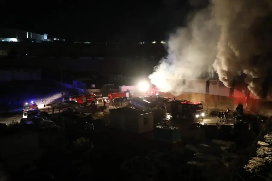 إخماد حريق هنجر (بالة) بالمنطقة الحرة في محافظة الزرقاء