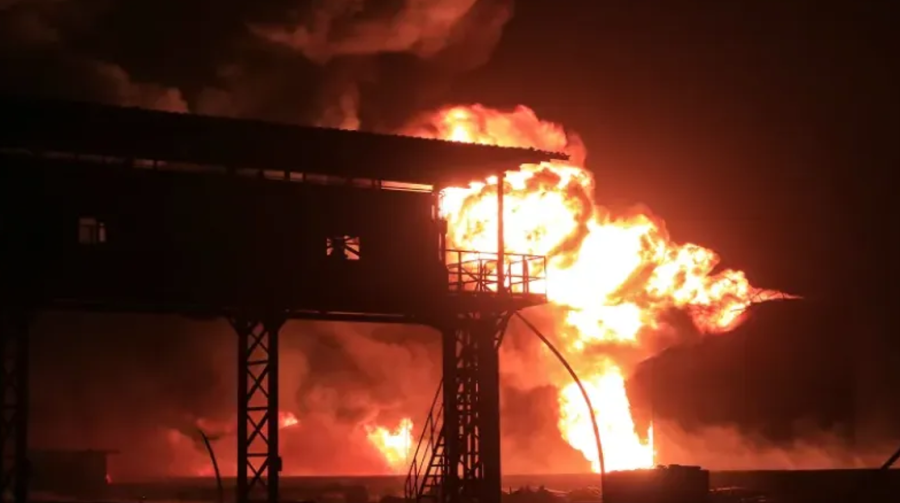 مقتل 38 شخصا على الأقل جراء قصف أمريكي لميناء وقود باليمن