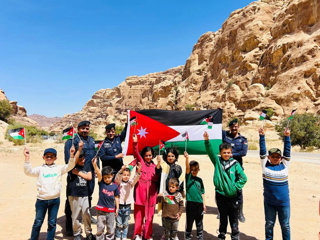 الأمن العام: جولات للتوعية بالتنزه الآمن والاحتفاء بيوم العلم