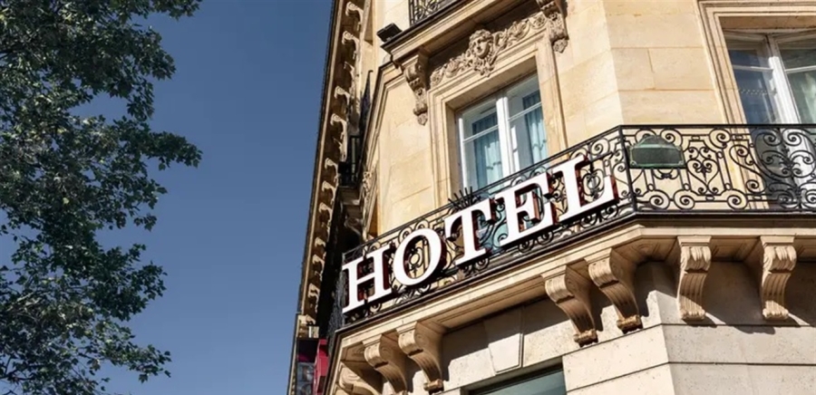 حالته خطيرة ... رجلٌ سقط من شرفة الفندق هرباً من زوجته!