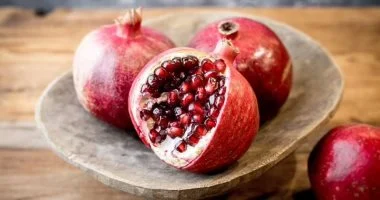 وصفات طبيعية من الرمان للعناية بالشعر.. يغذيه ويقويه