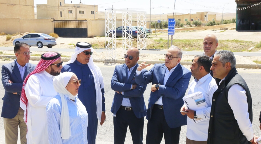 وزير الأشغال يوجه بتسريع العمل في مشروع طريق الزرقاءالمفرق