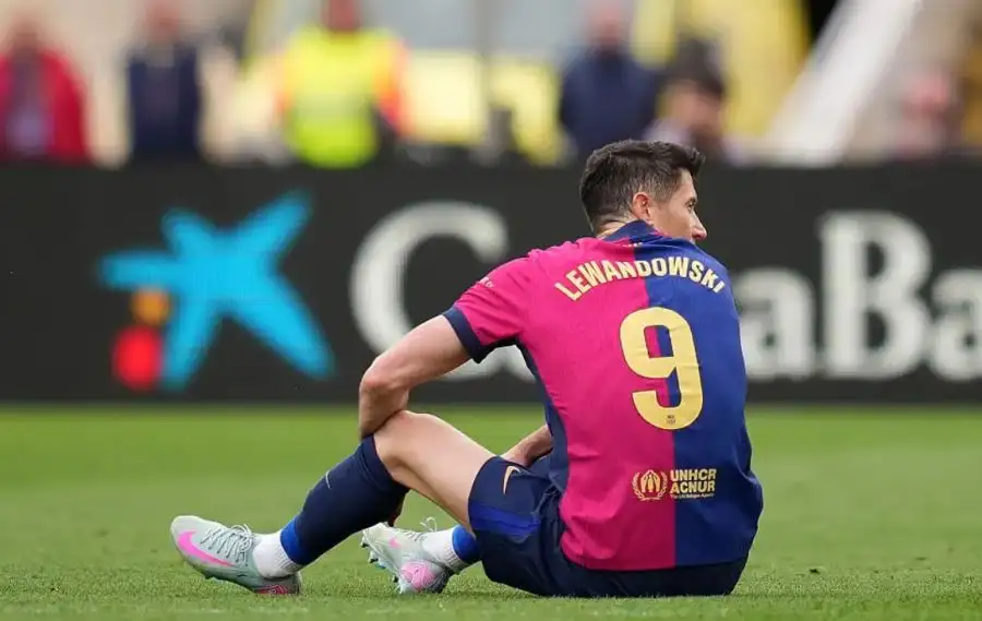 زلزال في برشلونة.. ليفاندوفسكي مهدد بالغياب عن مباراتي الكلاسيكو