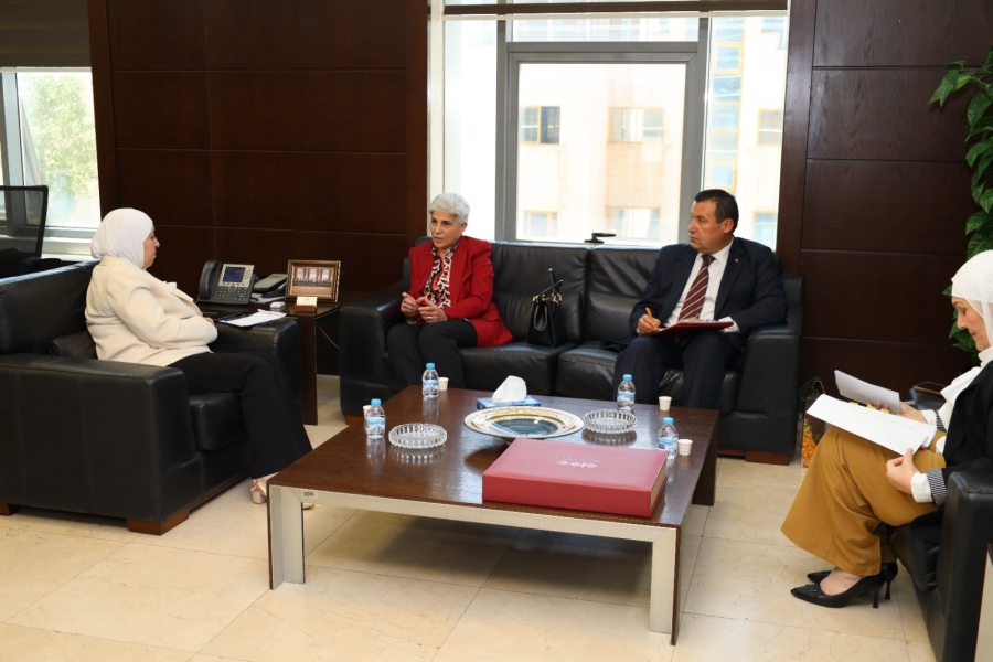 وزيرة النقل تبحث والسفيرة التونسية سبل تعزيز التعاون المشترك